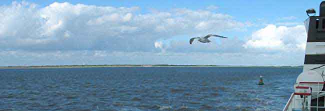 Schiermonnikoog vanuit de boot gezien, 19-9-2004