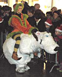Sbs6 kerstparade, een ijsbeer met ruiter, Almere 23-12-2008