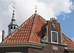 De spits van de kerktoren met gevel, Blokzijl 4-9-2009