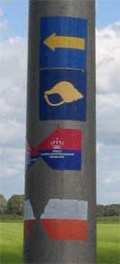 Verschillende route markeringen op een paal, op weg naar Nederland, 4-9-2009