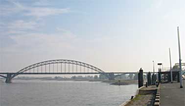 De Waalkade in Nijmegen (richting het oosten), 27-9-2009
