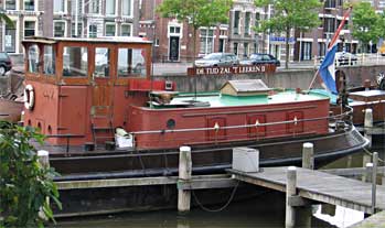 De achterzijde van een boot in de gracht, Leeuwarden 27-7-2009