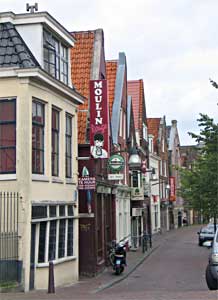 De Moulin Rouge, gevels van huizen langs een gracht, Leeuwarden 27-7-2009