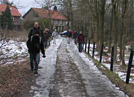 Glibberend wandelen we over ijzige gladde paden Waalre uit, 27-12-2009