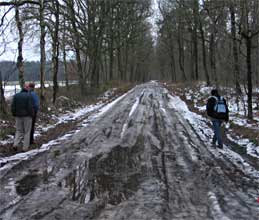 Gladde, ijzige weg nabij Heeze, 27-12-2009