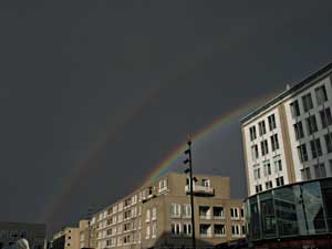 Regenboog boven de binnenstad, 17-10-2009