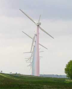 De markante windmolens nabij de Eemhof, goed te zien vanaf het vaste land, Zeewolde 3-5-2009