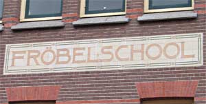 Tekst op schoolgebouw, Haarlem 2-5-2010