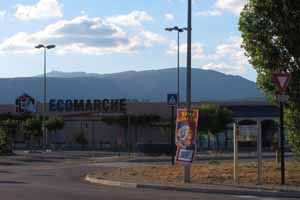 De supermarkt en de Mont Vertoux in de avond, Sault 29-7-2010