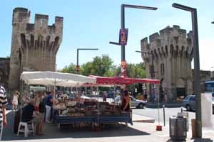 Boekenmarkt met stadsmuur, Avignon 31-7-2010