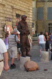 Levend standbeeld soldaat, Avignon 31-7-2010