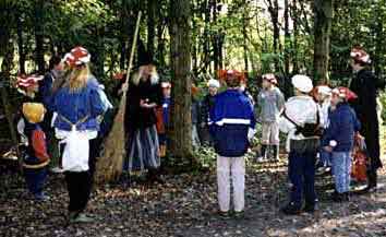 Heks met kinderen als paddestoel in Almere, 28-10-2001