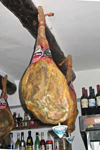 Ham hangt boven de bar, Capileira 23-8-2008